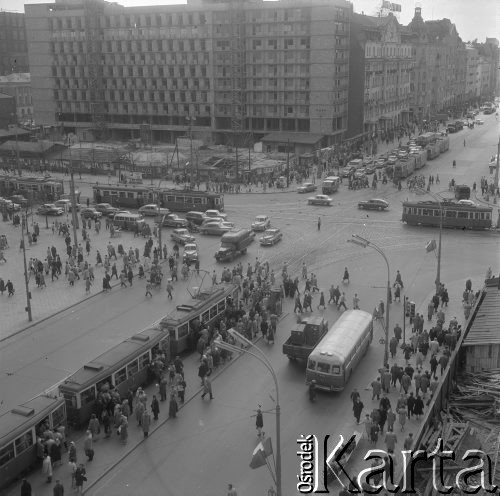 1963, Warszawa, Polska.
Ruch uliczny na skrzyżowaniu Alej Jerozolimskich i ul. Marszałkowskiej.
Fot. Jarosław Tarań, zbiory Ośrodka KARTA [63-226]

