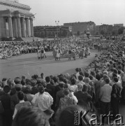 26.05.1963, Warszawa, Polska.
Występ zespołu folklorystycznego przed Pałacem Kultury i Nauki.
Fot. Jarosław Tarań, zbiory Ośrodka KARTA [63-228]

