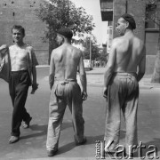 Sierpień 1963, Warszawa, Polska.
Upalny dzień. Trzej mężczyźni na ulicy.
Fot. Jarosław Tarań, zbiory Ośrodka KARTA [63-212]

