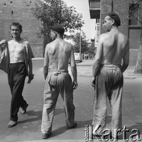 Sierpień 1963, Warszawa, Polska.
Upalny dzień. Trzej mężczyźni na ulicy.
Fot. Jarosław Tarań, zbiory Ośrodka KARTA [63-212]


