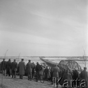 18.03.1963, Wyszogród, Polska.
Zagrożenie powodziowe. Tłum ludzi obserwujących most na Wiśle zagrożony zerwaniem przez wezbrane wody.
Fot. Jarosław Tarań, zbiory Ośrodka KARTA [63-216]

