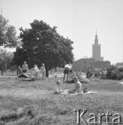 Lipiec 1963, Warszawa, Polska.
Dzieci bawiące się na skwerze. W tle Pałac Kultury i Nauki.
Fot. Jarosław Tarań, zbiory Ośrodka KARTA [63-218]

