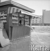 Lipiec 1963, Warszawa, Polska.
Polewanie wodą chodnika przed budką. 
Fot. Jarosław Tarań, zbiory Ośrodka KARTA [63-218]

