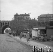 Październik 1963, Warszawa, Polska.
Budki z warzywami na Powiślu, pod wiaduktem mostu Poniatowskiego.
Fot. Jarosław Tarań, zbiory Ośrodka KARTA [63-207]

