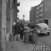 Październik 1963, Warszawa, Polska.
Przechodnie obok przepełnionych koszy na śmieci przy jednej z ulic na Powiślu.
Fot. Jarosław Tarań, zbiory Ośrodka KARTA [63-208]


