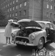 Sierpień 1963, Warszawa, Polska.
Upalny dzień. Kobieta wlewająca wodę do chłodnicy Syrenki.
Fot. Jarosław Tarań, zbiory Ośrodka KARTA [63-212]

