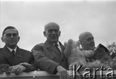 01.05.1963, Warszawa, Polska.
Święto 1 Maja. Dostojnicy państwowi m.in.: I sekretarz KC PZPR Władysław Gomułka, premier Józef Cyrankiewicz na trybunie honorowej (1. z prawej) i Aleksander Zawadzki.
Fot. Jarosław Tarań, zbiory Ośrodka KARTA [63-46]

