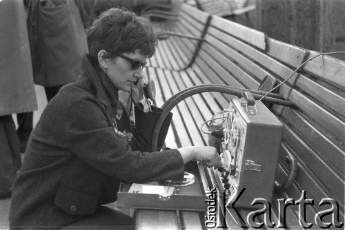 01.05.1963, Warszawa, Polska.
Święto 1 Maja. Korespondentka radiowa nagrywa przemówienia dostojników państwowych.
Fot. Jarosław Tarań, zbiory Ośrodka KARTA [63-46]

