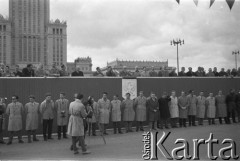 01.05.1963, Warszawa, Polska.
Święto 1 Maja. Dostojnicy państwowi m.in. I sekretarz KC PZPR Władysław Gomułka oraz premier Józef Cyrankiewicz na trybunie honorowej na Placu Defilad. 
Fot. Jarosław Tarań, zbiory Ośrodka KARTA [63-46]

