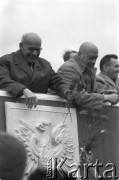 01.05.1963, Warszawa, Polska.
Święto 1 Maja. Dostojnicy państwowi: I sekretarz KC PZPR Władysław Gomułka oraz premier Józef Cyrankiewicz przyjmują kwiaty od uczestników pochodu. 
Fot. Jarosław Tarań, zbiory Ośrodka KARTA [63-46]

