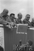 01.05.1963, Warszawa, Polska.
Święto 1 Maja. Dostojnicy państwowi m.in. premier Józef Cyrankiewicz przyjmujący kwiaty od uczestników pochodu. 
Fot. Jarosław Tarań, zbiory Ośrodka KARTA [63-46]

