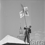 Maj 1964, Warszaw, Polska.
Montaż stoiska Biura Wydawniczego 