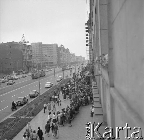 19.06.1964, Warszawa, Polska.
Długa kolejka na chodniku w Alejach Jerozolimskich.
Fot. Jarosław Tarań, zbiory Ośrodka KARTA [64-57]

