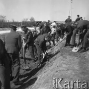 26.04.1964, Warszawa, Polska.
Oficerowie Wojska Polskiego podczas prac społecznych na ul. Hynka na Okęciu.
Fot. Jarosław Tarań, zbiory Ośrodka KARTA [64-129]

