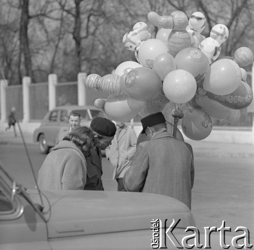 12.04.1964, Warszawa, Polska.
Uliczny handlarz balonami.
Fot. Jarosław Tarań, zbiory Ośrodka KARTA [64-126]

