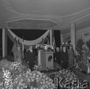 09.08.1964, Warszawa, Polska.
Wystawienie trumny Przewodniczącego Rady Panstwa Aleksandra Zawadzkiego w gmachu Sejmu.
Fot. Jarosław Tarań, zbiory Ośrodka KARTA [64-11]

