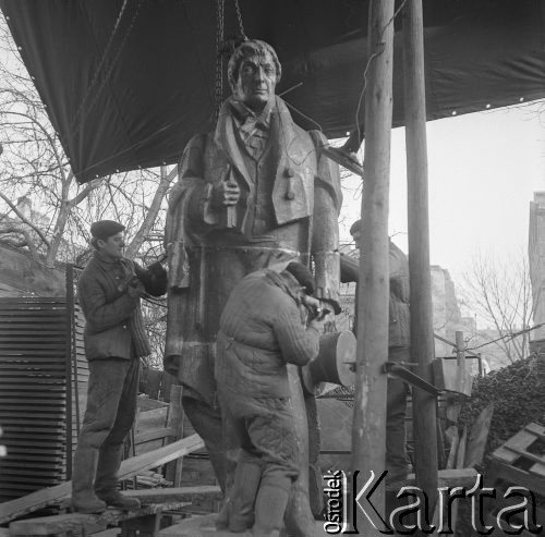 17.12.1964, Warszawa, Polska.
Montaż pomnika Stanisława Moniuszki.
Fot. Jarosław Tarań, zbiory Ośrodka KARTA [64-83]

