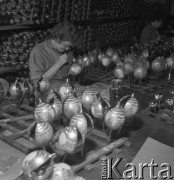 04.12.1964, Warszawa, Polska.
Kobieta malująca bąbki choinkowe w Wytwórni Galanterii Szklanej.
Fot. Jarosław Tarań, zbiory Ośrodka KARTA [64-86]

