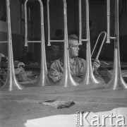 18.12.1964, Warszawa, Polska.
Wytwórnia Instrumentów Dętych i Perkusyjnych.
Fot. Jarosław Tarań, zbiory Ośrodka KARTA [64-85]

