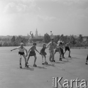 18.06.1964, Warszawa, Polska.
Wrotkarze na koronie Stadionu X-lecia.
Fot. Jarosław Tarań, zbiory Ośrodka KARTA [64-93]

