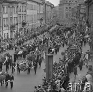 11.08.1964, Warszawa, Polska.
Pogrzeb Przewodniczącego Rady Państwa Aleksandra Zawadzkiego. Kondukt pogrzebowy na ul. Nowy Świat.
Fot. Jarosław Tarań, zbiory Ośrodka KARTA [64-109]

