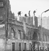 03.03.1964, Warszawa, Polska.
Rozbiórka zrujnowanej kamienicy.
Fot. Jarosław Tarań, zbiory Ośrodka KARTA [64-103]


