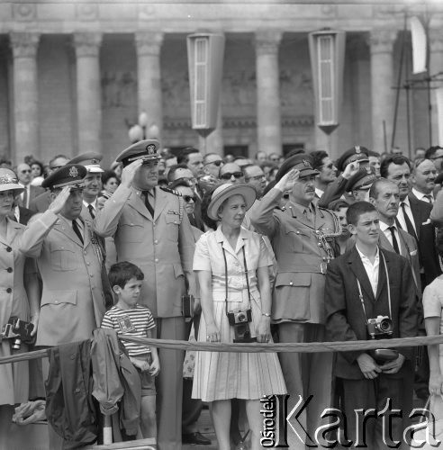 22.07.1964, Warszawa, Polska.
Uroczyste obchody XX-lecia PRL. Attache wojskowi i ambasadorzy państw akredytowanych podczas defilady wojskowej.
Fot. Jarosław Tarań, zbiory Ośrodka KARTA [64-71]

