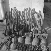 Kwiecień 1964, Warszawa, Polska.
Broń i ekwipunek wojskowy wydobyty przez saperów przy ul. Jagiellońskiej.
Fot. Jarosław Tarań, zbiory Ośrodka KARTA [64-75]

