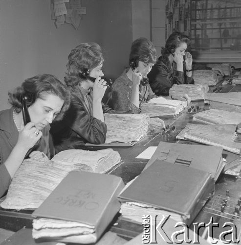 11.12.1964, Warszawa, Polska.
Panie z informacji telefonicznej przy pracy.
Fot. Jarosław Tarań, zbiory Ośrodka KARTA [64-81]
