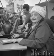 10.05.1964, Warszawa, Polska.
Kiermasz książki. Autografy rozdaje Maja Berezowska.
Fot. Jarosław Tarań, zbiory Ośrodka KARTA [64-68]

