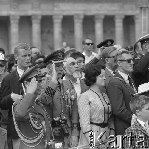 22.07.1964, Warszawa, Polska.
Uroczyste obchody XX-lecia PRL. Attache wojskowi i ambasadorzy państw akredytowanych podczas defilady wojskowej.
Fot. Jarosław Tarań, zbiory Ośrodka KARTA [64-71]

