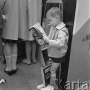 10.05.1964, Warszawa, Polska.
Kiermasz książki.
Fot. Jarosław Tarań, zbiory Ośrodka KARTA [64-68]

