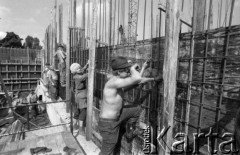 1.09.1977, Warszawa, Polska.
Budowa Biblioteki Narodowej na Polach Mokotowskich, kobieta w ekipie budowlanej.
Fot. Jarosław Tarań, zbiory Ośrodka KARTA [77-190]
