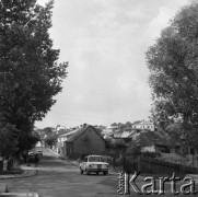 23.08.1979, Iłża, woj. kieleckie, Polska.
Widok na przejeżdżający ulicą samochód. W oddali widoczne są drzewa oraz zabudowa mieszkalna.
Fot. Jarosław Tarań, zbiory Ośrodka KARTA [79-48]