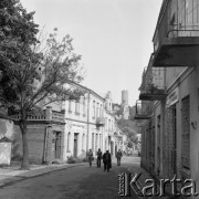 23.08.1979, Iłża, woj. kieleckie, Polska.
Widok na ulicę miasteczka - przechodnie, domy mieszkalne, drzewa. W oddali widoczne są ruiny Zamku Biskupiego na Górze Zamkowej.
Fot. Jarosław Tarań, zbiory Ośrodka KARTA [79-49]