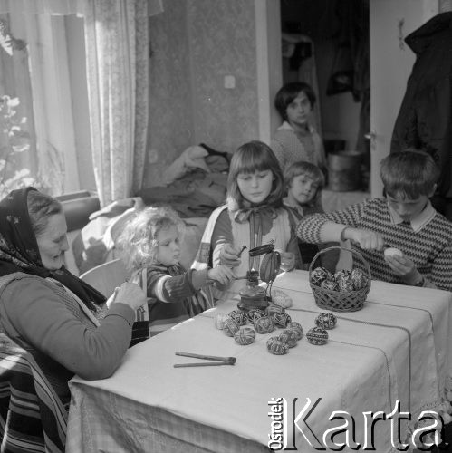 Kwiecień 1982, Bielowice, pow. Opoczno, woj. Piotrków Trybunalski, Polska
Przygotowania do Wielkanocy - dzieci malujące pisanki z artystką ludową, Marianną Pacan.
Fot. Jarosław Tarań, zbiory Ośrodka KARTA [82-20] 
