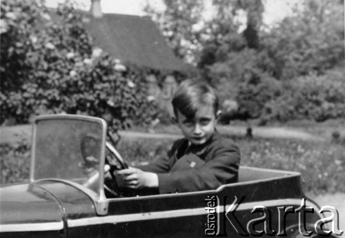 Sierpień 1939, Warszawa, Polska.
Włodzimierz Pełczyński w ZOO.
Fot. Bolesław Pełczyński, zbiory Ośrodka KARTA, album rodzinny udostępnił Włodzimierz Pełczyński.

