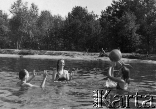 Sierpień 1939, Radość k/Warszawy, Polska.
Dziewczyny grające w piłkę.
Fot. Bolesław Pełczyński, zbiory Ośrodka KARTA, album rodzinny udostępnił Włodzimierz Pełczyński.

