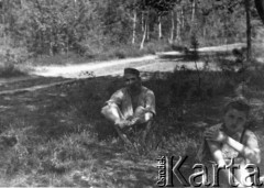 Sierpień 1939, Radość k/Warszawy, Polska.
Na spacerze w lesie.
Fot. Bolesław Pełczyński, zbiory Ośrodka KARTA, album rodzinny udostępnił Włodzimierz Pełczyński.

