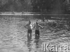 Sierpień 1939, Radość k/Warszawy, Polska.
Kąpiel w rzece.
Fot. Bolesław Pełczyński, zbiory Ośrodka KARTA, album rodzinny udostępnił Włodzimierz Pełczyński.

