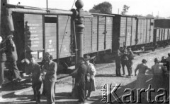 6.09.1939, Siedlce, Polska.
Pociąg na stacji kolejowej, ewakuacja pracowników urzędów państwowych i ich rodzin na wschód.
Fot. Bolesław Pełczyński, zbiory Ośrodka KARTA, album rodzinny udostępnił Włodzimierz Pełczyński.

