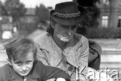 6.09.1939, Siedlce, Polska.
Stacja kolejowa, ewakuacja pracowników urzędów państwowych i ich rodzin na wschód, Aniela Pełczyńska z synem Włodzimierzem.
Fot. Bolesław Pełczyński, zbiory Ośrodka KARTA, album rodzinny udostępnił Włodzimierz Pełczyński.

