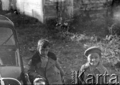 Wrzesień 1939, Równe, Wołyńskie woj., Polska.
Ewakuacja pracowników urzędów państwowych i ich rodzin na wschód, przy samochodzie Włodzimierz Pełczyński.
Fot. Bolesław Pełczyński, zbiory Ośrodka KARTA, album rodzinny udostępnił Włodzimierz Pełczyński.

