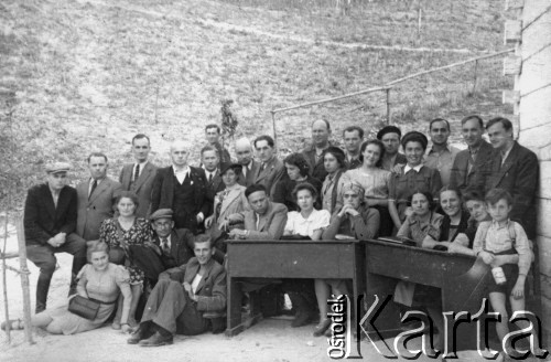 Wrzesień 1939, Krasnystaw, Lubelskie woj., Polska.
Ewakuacja pracowników urzędów państwowych i ich rodzin na wschód, z prawej siedzi Aniela Pełczyńska z synem Włodzimierzem, od prawej stoją NN, NN, państwo Landau'owie.
Fot. Bolesław Pełczyński, zbiory Ośrodka KARTA, album rodzinny udostępnił Włodzimierz Pełczyński.

