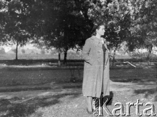 Wrzesień 1939, Równe, Wołyńskie woj., Polska.
Ewakuacja pracowników urzędów państwowych i ich rodzin na wschód, Aniela Pełczyńska w parku.
Fot. Bolesław Pełczyński, zbiory Ośrodka KARTA, album rodzinny udostępnił Włodzimierz Pełczyński.

