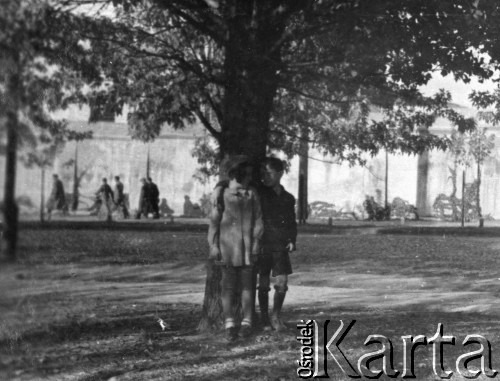 Wrzesień 1939, Równe, Wołyńskie woj., Polska.
Ewakuacja pracowników urzędów państwowych i ich rodzin na wschód, Włodzimierz Pełczyński z koleżanką w parku.
Fot. Bolesław Pełczyński, zbiory Ośrodka KARTA, album rodzinny udostępnił Włodzimierz Pełczyński.

