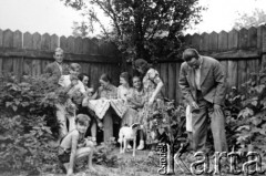 1940, Lwów, Ukraina, ZSRR.
Ogródek domu przy ul. Gipsowej, w którym do dnia wywózki 29.06.1940 mieszkała rodzina Pełczyńskich, z przodu Włodzimierz Pełczyński, z prawej stoi jego matka Aniela, obok niej siedzi córka gospodarzy Luba.
Fot. Bolesław Pełczyński, zbiory Ośrodka KARTA, album rodzinny udostępnił Włodzimierz Pełczyński.

