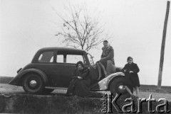 1940, Lwów, Ukraina, ZSRR.
Droga do Brzuchowic, na masce samochodu siedzi Aniela Pełczyńska, z prawej stoi jej syn Włodzimierz.
Fot. Bolesław Pełczyński, zbiory Ośrodka KARTA, album rodzinny udostępnił Włodzimierz Pełczyński.

