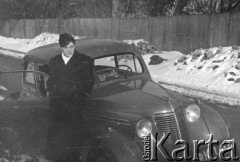 1940, Lwów, Ukraina, ZSRR.
Przy samochodzie siostra pani Wieczystej Kazimiera.
Fot. Bolesław Pełczyński, zbiory Ośrodka KARTA, album rodzinny udostępnił Włodzimierz Pełczyński.

