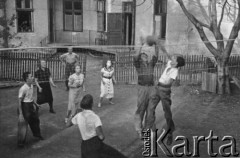 1940, Lwów, Ukraina, ZSRR.
Mecz siatkówki.
Fot. Bolesław Pełczyński, zbiory Ośrodka KARTA, album rodzinny udostępnił Włodzimierz Pełczyński.

